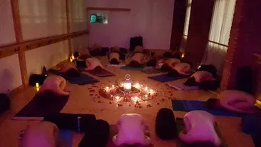 A devenit celebră pentru că predă yoga nud! Ce beneficii au femeile care se dezbracă la cursurile ei