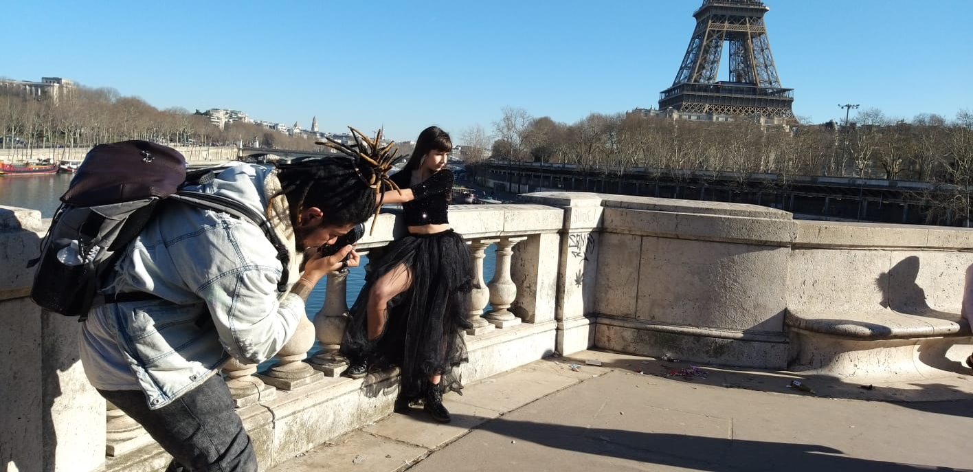 Raisandra a strălucit pe catwalk-ul de la Paris în creațiile unor designeri români! Imagini de colecție cu talentata cântăreață