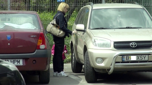 Oana Ionita ii preda lectii periculoase fiicei ei de trei ani! A luat-o de-o aripa si a traversat-o strada prin loc nepermis!