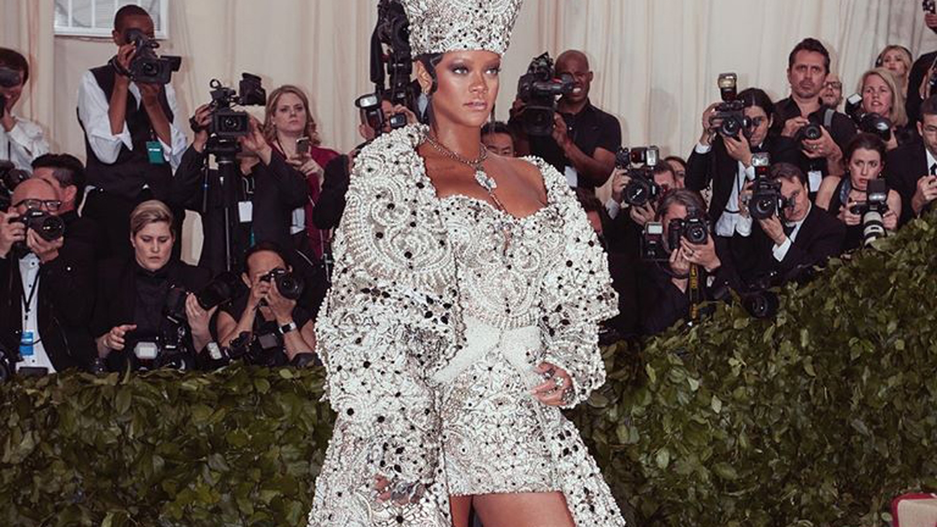Veste tristă pentru Rihanna! Casa artistei a fost jefuită, iar hoțul și-a petrecut toată noaptea acolo