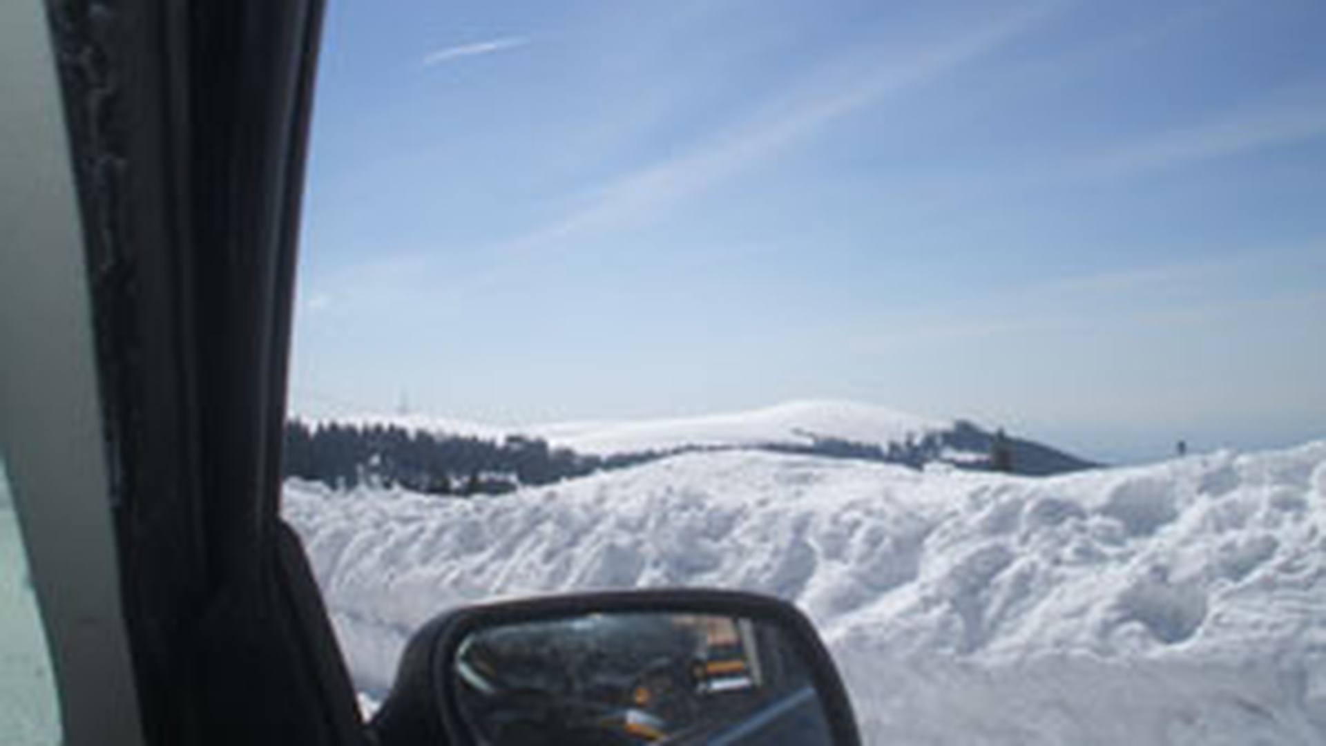Avalanşă pe Defileul Jiului! Traficul spre staţiunea Rânca e oprit