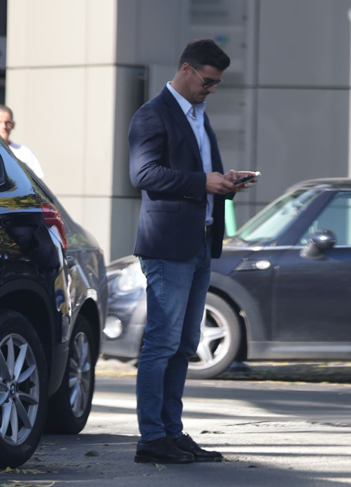 Adrian Alexandrov își verifică telefonul (SURSA FOTO: CANCAN.RO)