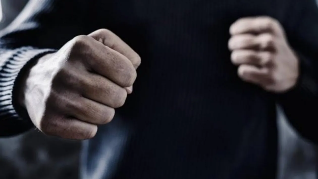 Un agent șef ar fi bătut cu bestialitate un tânăr din Bacău, pe care îl bănuia că ar fi furat un sac cu fân