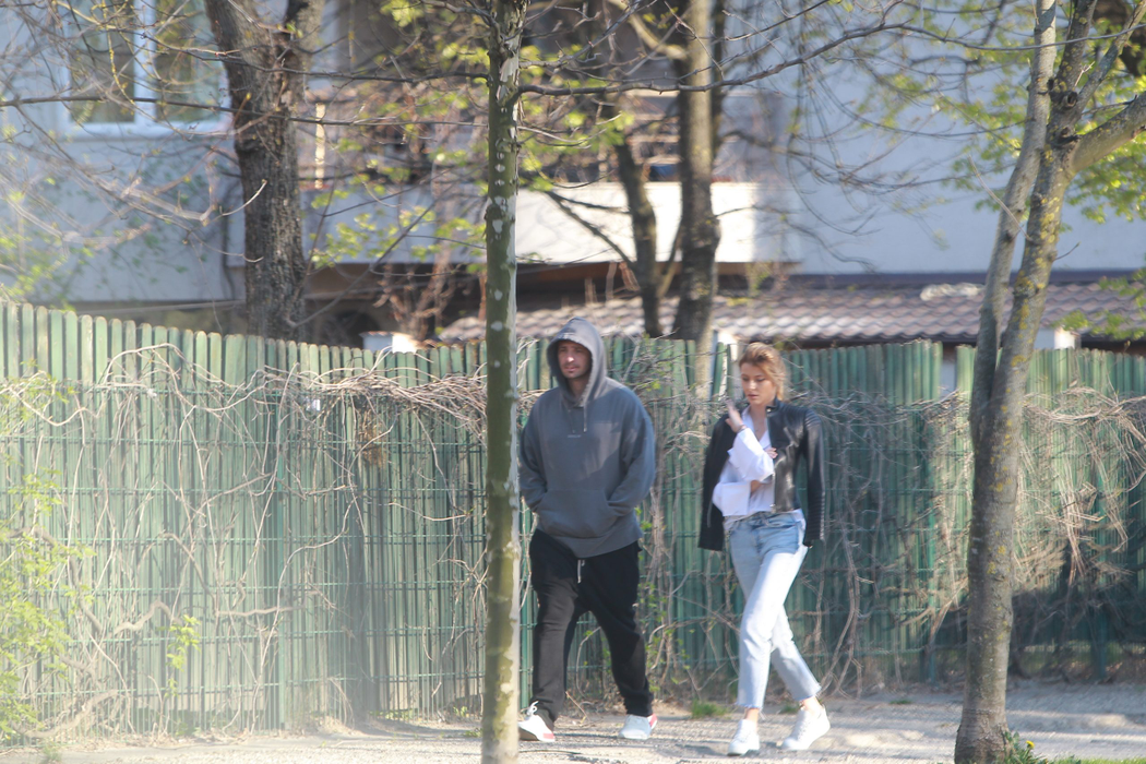 oe din Drumul Taberei (ex-EBA, ex-Bianca), la promenadă ca în liceu cu o sexy-șatenă