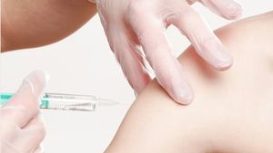 Vaccinul antigripal s-a scumpit și administrarea lui începe luna aceasta! Câți lei costă o doză și cine poate să îl procure gratuit