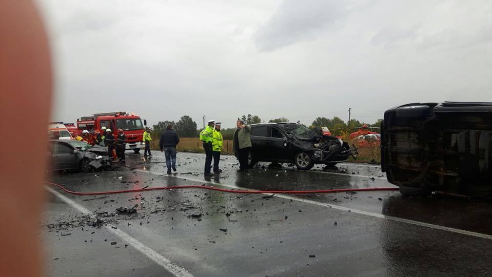 Accident teribil pe DN 2. Patru maşini implicate, un mort şi 14 răniţi. Patru persoane sunt încarcerate
