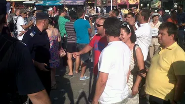 Protest inedit in Capitală! Peste 400 de oameni cu măşti pe faţă îşi strigă nemultumirile in Piata Victoriei