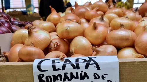 Leguma săracului a ajuns delicatesă! Cu câți lei se vinde 1 kg de ceapă românească în piață