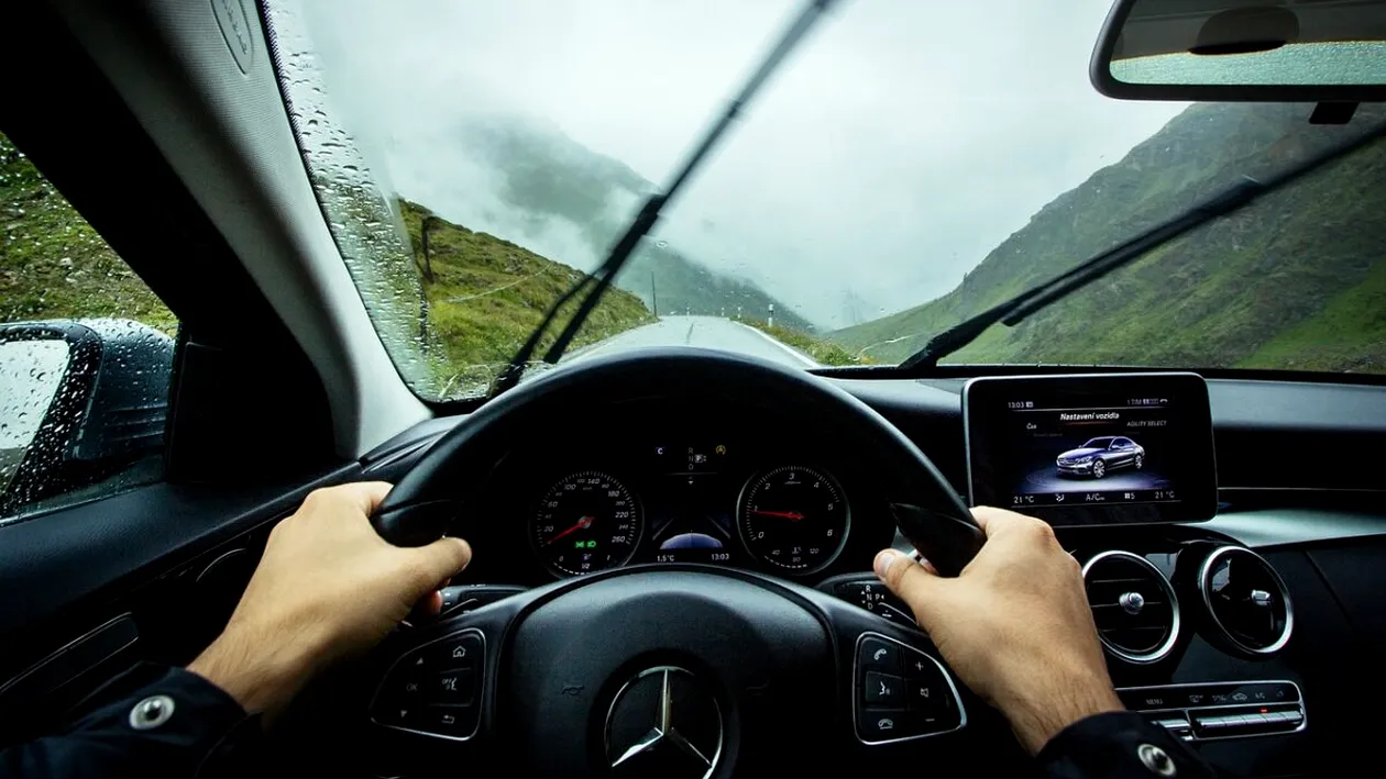 Interdicție majoră pentru șoferii din România! Ce NU au voie să facă la volan. Amendă de 800-1.000 de lei