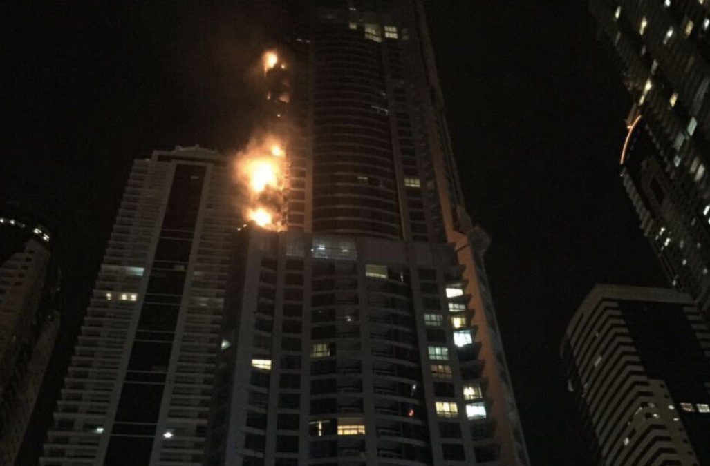Incendiu de proporţii în DUBAI! Unul dintre cei mai impresionanţi zgârie-nori a luat foc