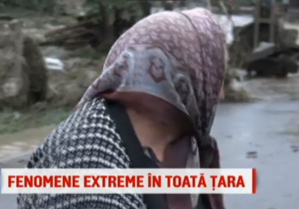 Reacția sfâșietoare a unei bătrâne din Alba care și-a văzut casa luată de ape