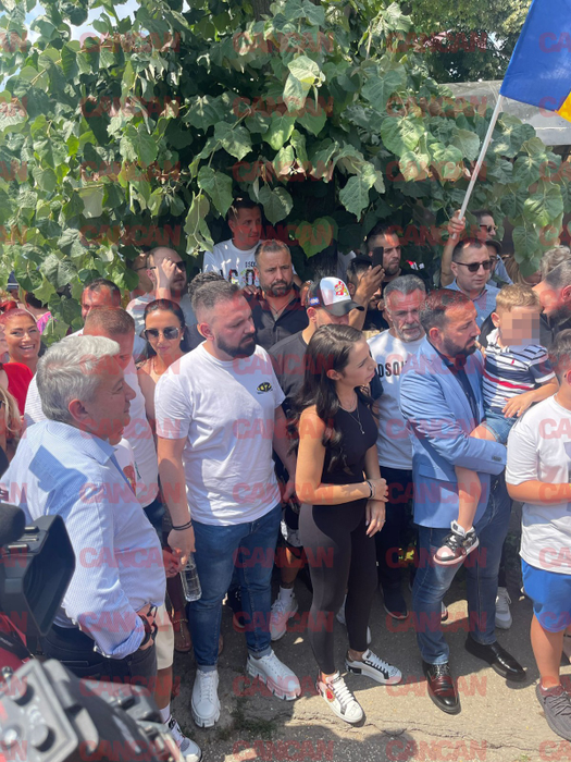 Copiii fostului primar, Vlad și Ana Maria au venit să-și aștepte tatăl în fața penitenciarului / foto: CANCAN.RO