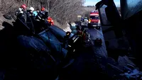 Imagini înfiorătoare de la accidentul din Argeș, produs între un TIR și o mașină. A fost solicitat elicopterul SMURD