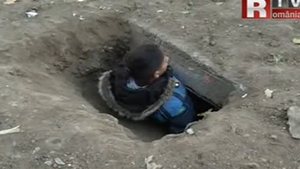 "Ne-au îngropat de vii"! Clipele de groază prin care oamenii străzii au trecut când poliţia i-a blocat în canale