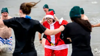 Tradiții neobișnuite de Anul Nou în Europa. De la baia în ape înghețate, până la concerte și parade fastuoase