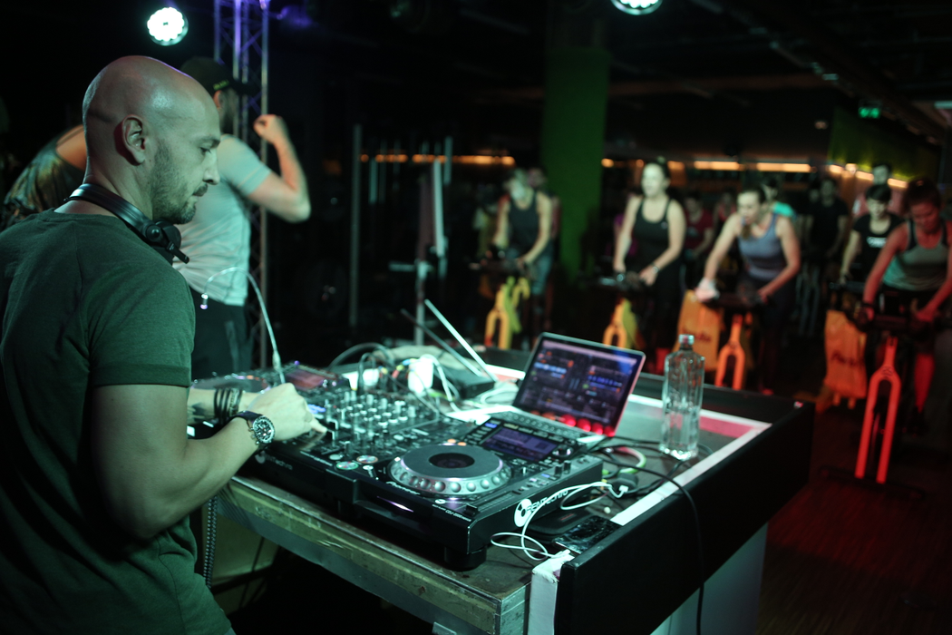 DJ Sasha Lopez a fost ”forță” la butoane în cel mai dotat centru de fitness din București, ”The Movement”