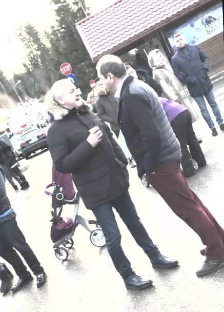Iorgu Ganea îi explică ceva lui Ştefan Ţînţ