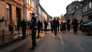 Imaginea zilei vine de la Brașov. Un bolnav de COVID, cu masca de oxigen pe față, privește pe geam protestele din stradă. FOTO