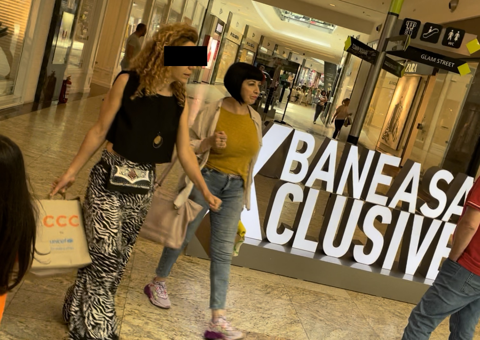 Neti a colindat prin mall, alături de o bună prietenă (Foto: CANCAN.RO)