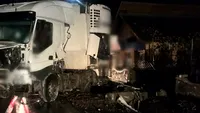 Accident teribil în Dâmbovița. Două tiruri s-au ciocnit și au rupt gardurile mai multor case