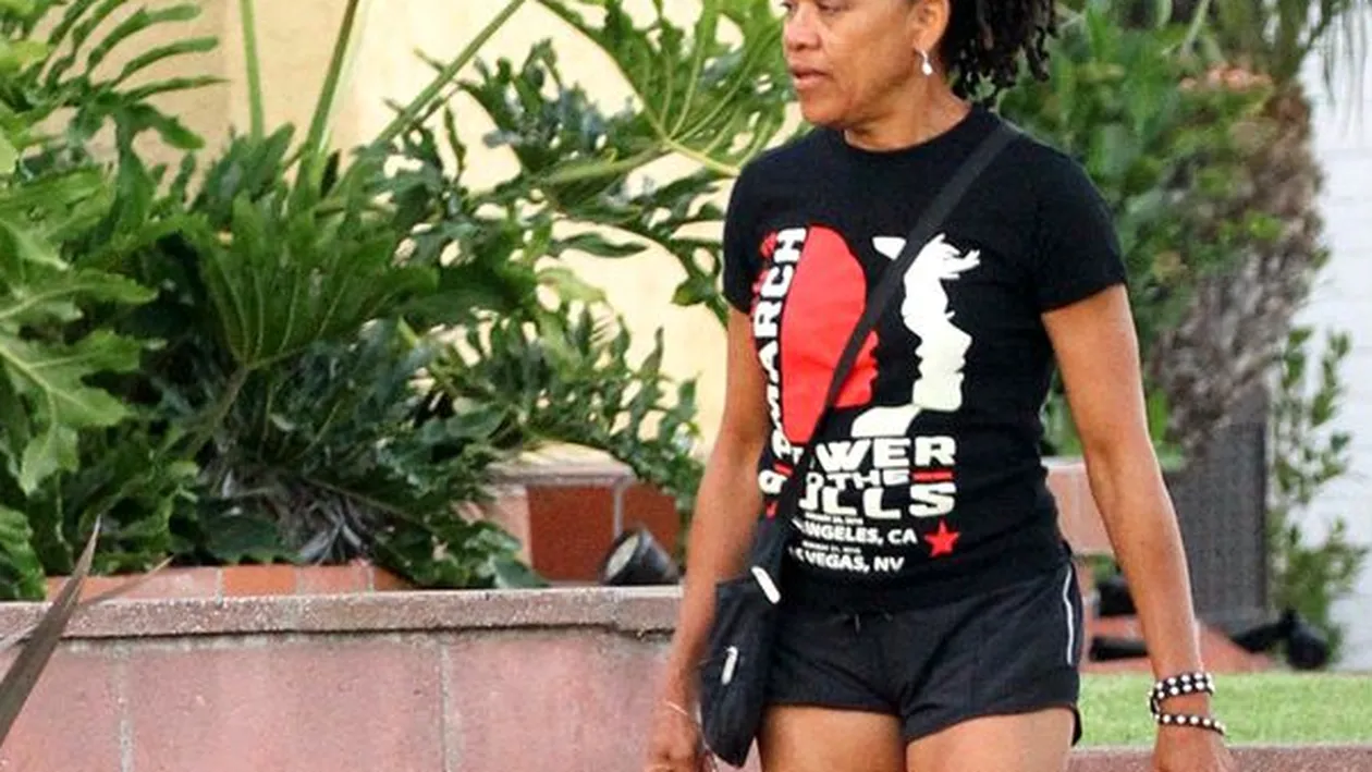 Mama lui Meghan Markle are picioare de podium la 62 de ani! Cum a fost pozată pe stradă