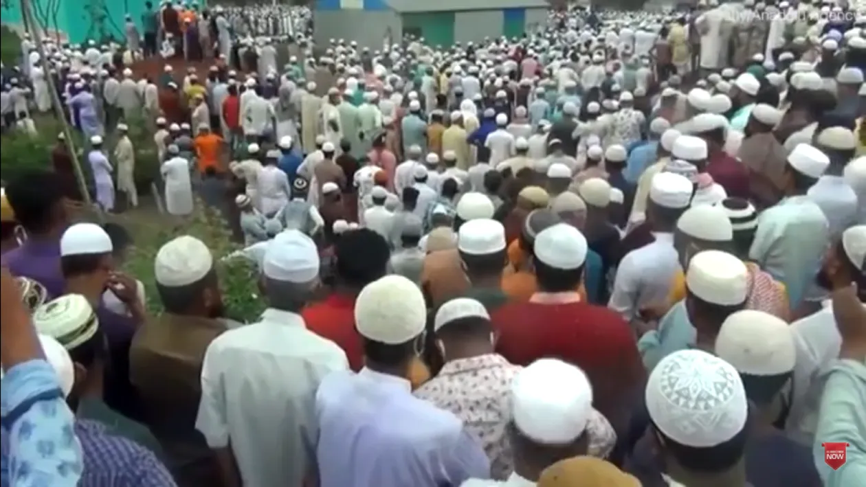 Imagini șocante! Peste 100.000 de persoane au ignorat restricțiile și au participat la înmormântarea unui lider religios, în Bangladesh