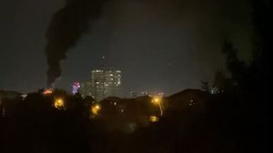 Ultima oră: INCENDIU violent la un bloc de 12 etaje din nordul Capitalei