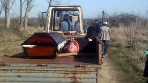 Preot beat mort, pus în remorcă și cărat lângă sicriu pentru slujba de înmormântare! Imaginile au devenit virale