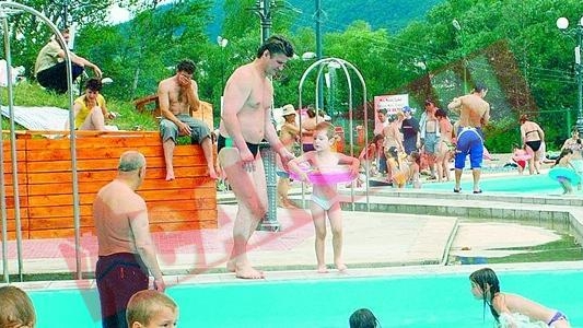 A salvat de la inec o fetita blocata pe fundul bazinului