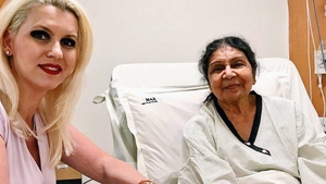Imagini fabuloase cum nici în familia lui Leo de la Strehaia nu vezi! Cea mai bogată româncă din lume a făcut LIVE cu soacra multi-miliardară… intubată la spital!