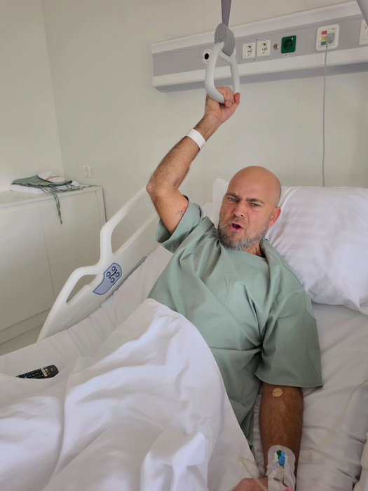 Cosmin Seleși, pe patul de spital. Prezentatorul TV a suferit o intervenție chirurgicală