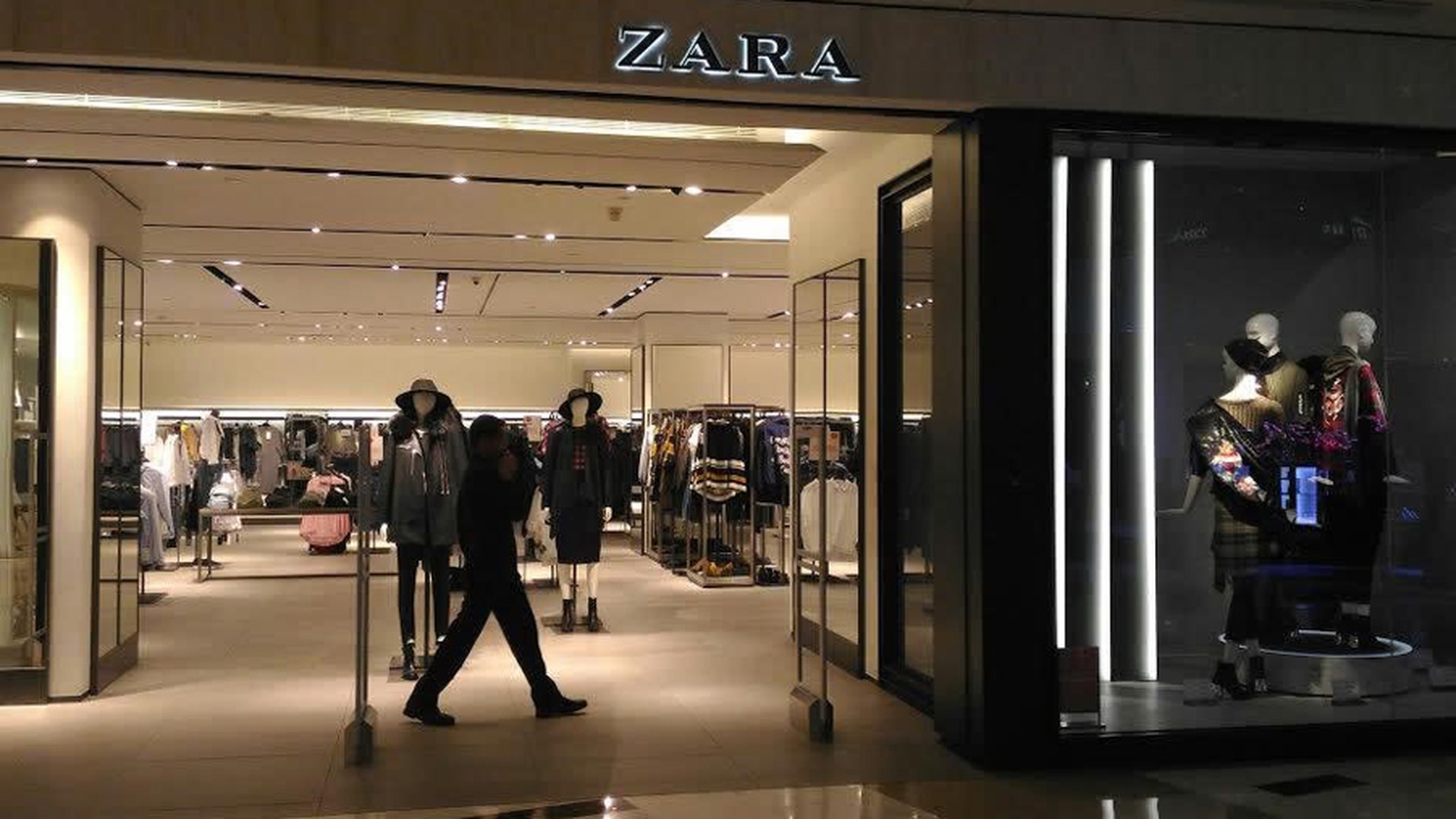 Incredibil, dar adevărat! Ce salariu are o vânzătoare la Zara România! Câți lei câștigă lunar