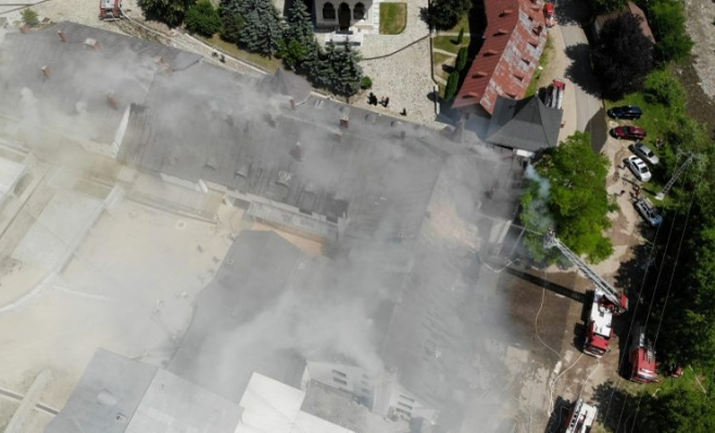 Incendiul de la Mănăstirea Râmeţ a fost stins după 7 ore. Jumătate din acoperișul ars s-a prăbușit