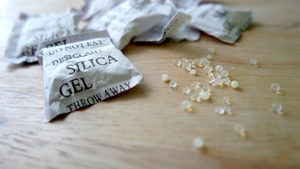 Plicurile cu silica gel pot fi extrem de folositoare. De ce nu trebuie să le arunci