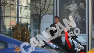 A renuntat la motoarele periculoase! Marian Ionescu se da cu scuterul prin Capitala, dar a pastrat look-ul de biker rau!