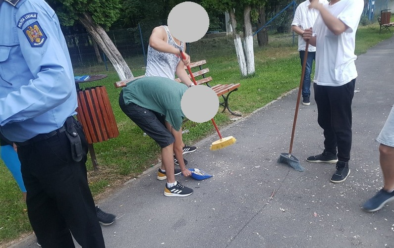 Ca să scape de amendă, tinerii au măturat cojile de semințe