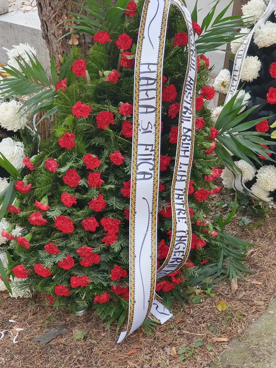 Coroana depusă la mormântul Ronei Hartner / Foto: CANCAN