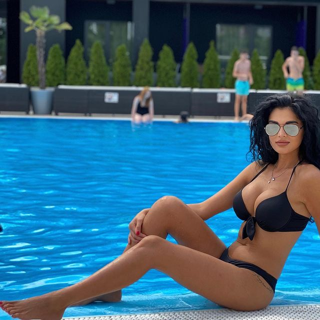 Fie că îmbracă un costum de baie, un body mulat sau o ținută elegantă, Beatrice este mereu la înălțime