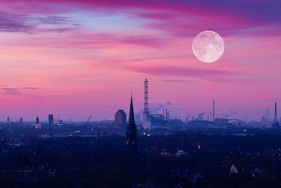 Ce este Superluna Roz, fenomenul care va fi vizibil chiar la noapte! Ce se întâmplă, de fapt, cu Luna
