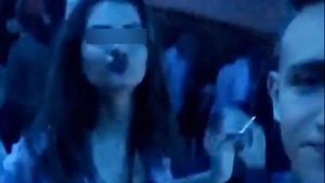 Imagini scandaloase. A băut şi a dansat pe mese, în timp ce tatăl ei e dărâmat în arest!