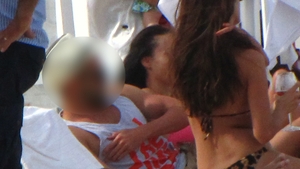 Ce avem noi aici? Ce international roman a fost fimat in timp ce fumeaza palmat pe plaja la Mamaia