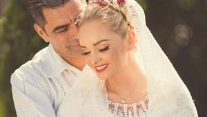 Nici n-a început divorţul ! Maria Constantin, în braţele unui bărbat care o soarbe din ochi!