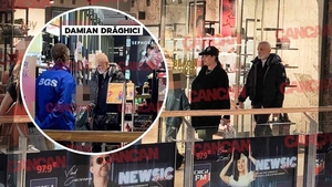 Goana după cadouri a început în familia artistului! Soția a vrut, Damian Drăghici nu a mai stat pe gânduri