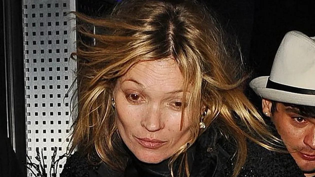 Incident socant! Kate Moss a sarit sa bata un paparazzo in fata unui club de noapte din Paris!