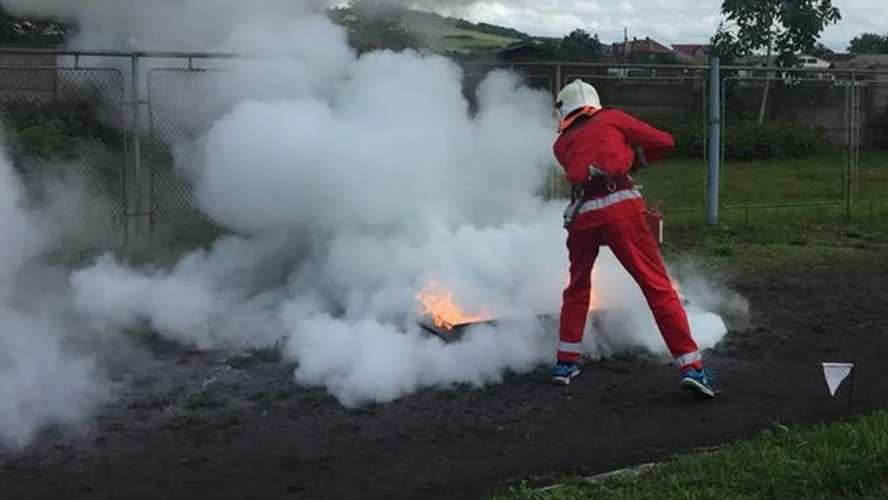 Subofiţer de la ISU Cluj, rănit după ce o cutie lăsată lângă maşina sa a explodat