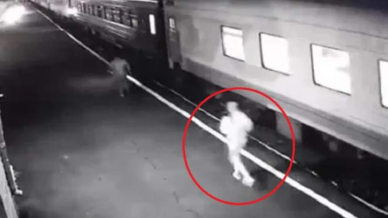 Clipe de coșmar pentru o femeie care încerca să urce într-un tren! A alunecat și i-a fost retezat piciorul