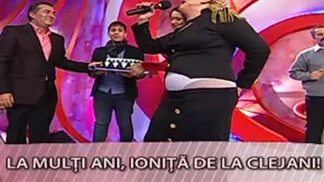 Asta chiar nu s-a mai intamplat! Vioricăi de la Clejani i-a căzut fusta în direct!