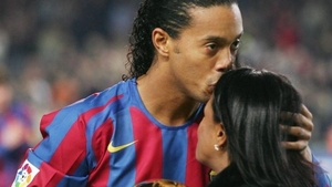 Celebrul Ronaldinho este în depresie, după ce mama lui, a fost ucisă de noul coronavirus. Prietenii sunt îngrijorați: „El nu vede că îi fac foarte mult rău”