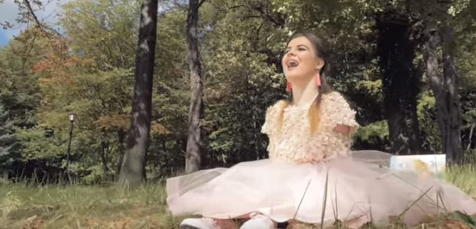 Lorelai a lansat un videoclip de poveste