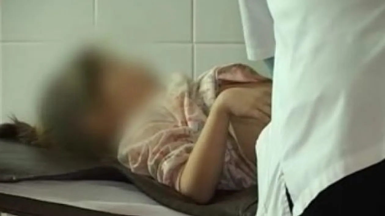 O fetiţă de 12 ani a fost desfigurată de câinele vecinilor! 